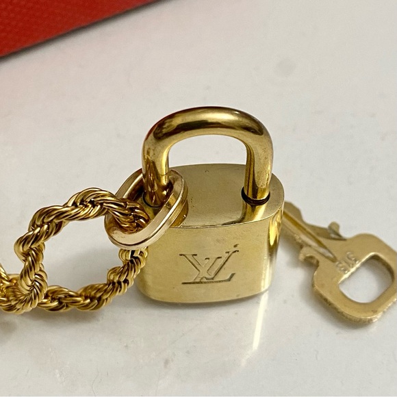 LOUIS VUITTON Lock and key 🔐 on Gold Tone Necklace #313 - Picture 7 of 12